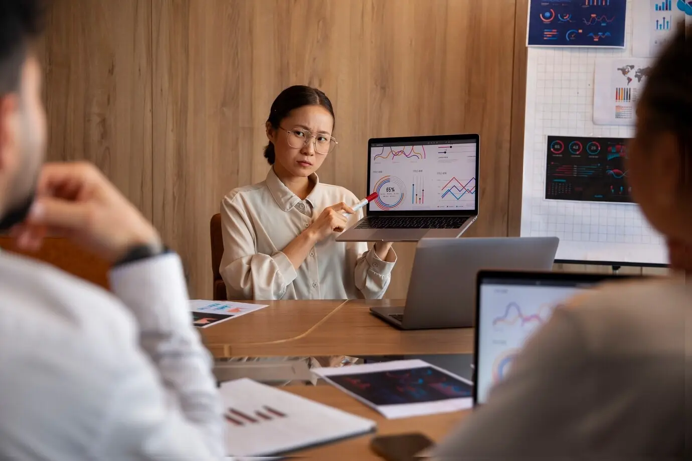 Сотрудники офиса, работающие с финансовыми графиками.