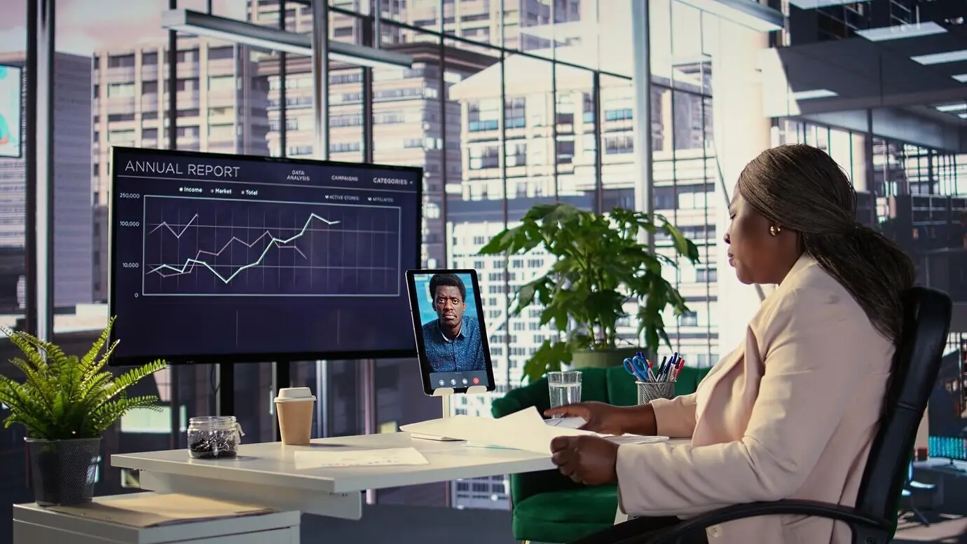 Чернокожий предприниматель презентует акционеру идею нового проекта.