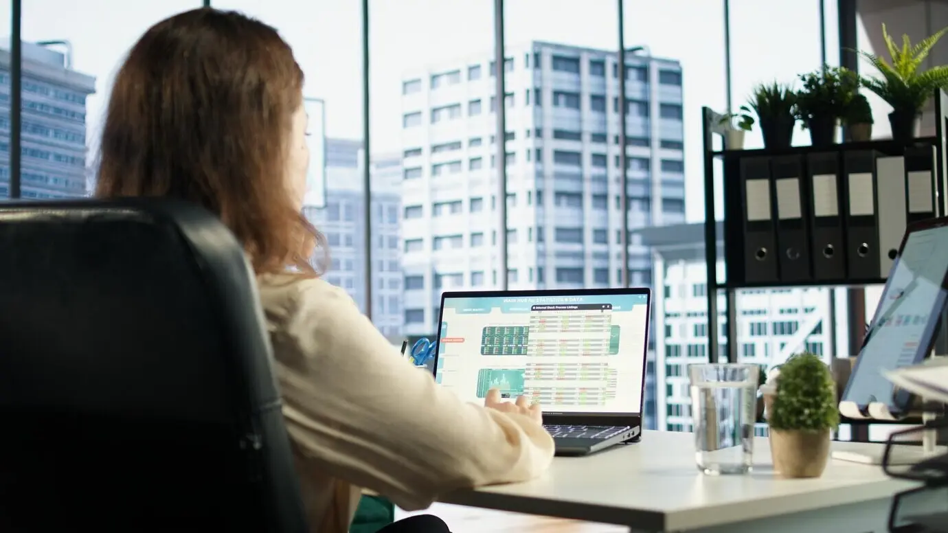 Профессиональная женщина-руководитель оценивает торговые риски перед инвестированием.